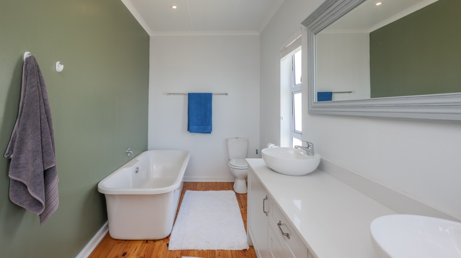 4 Bedroom Property for Sale in Struisbaai Western Cape